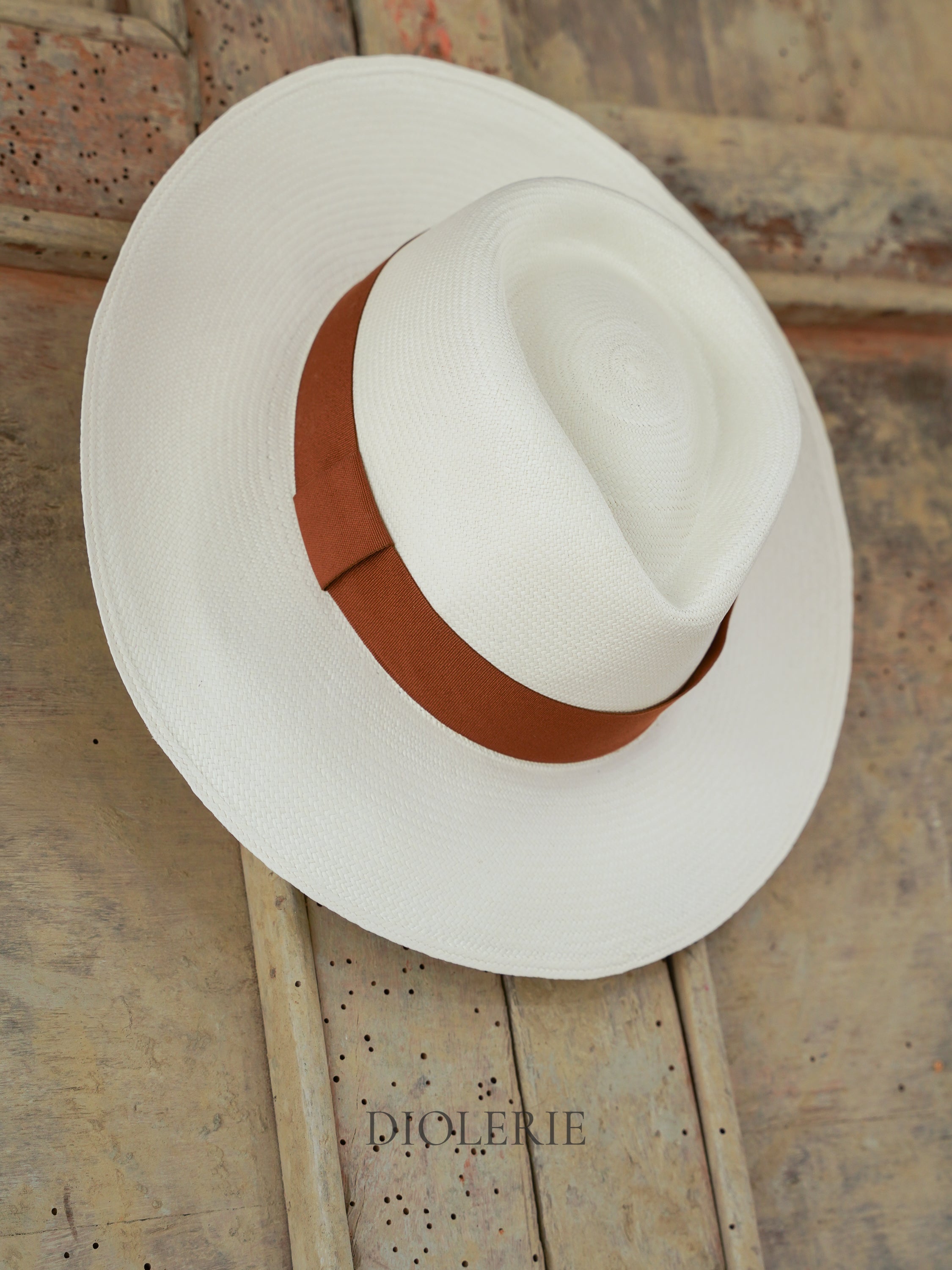 Superfino Teardrop White Diplomat Hat- Montecristi  Quality