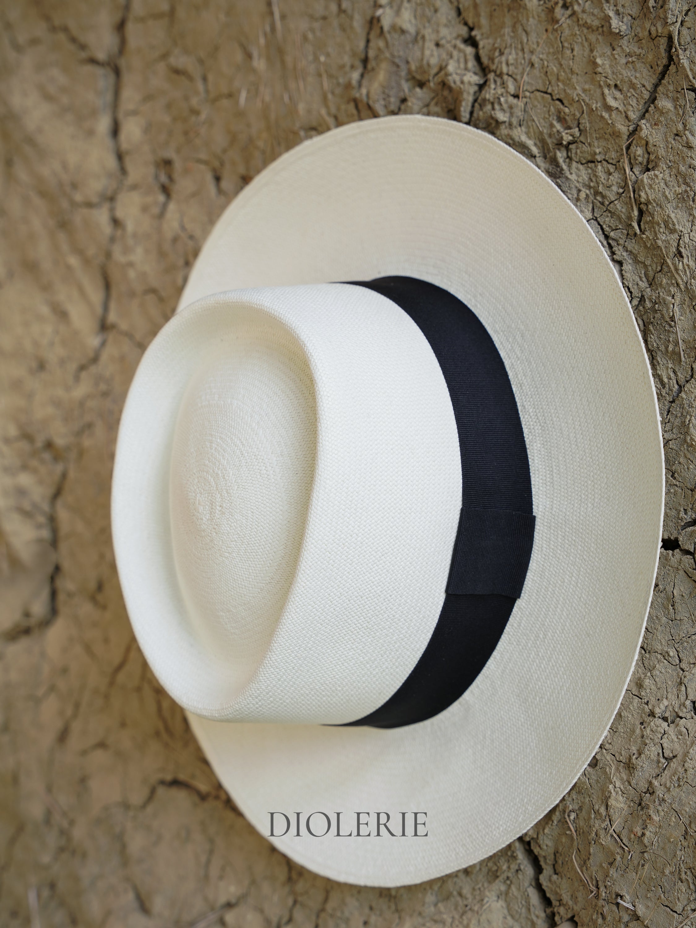 Ultrafino White Gambler Panama Hat | Montecristi  Quality