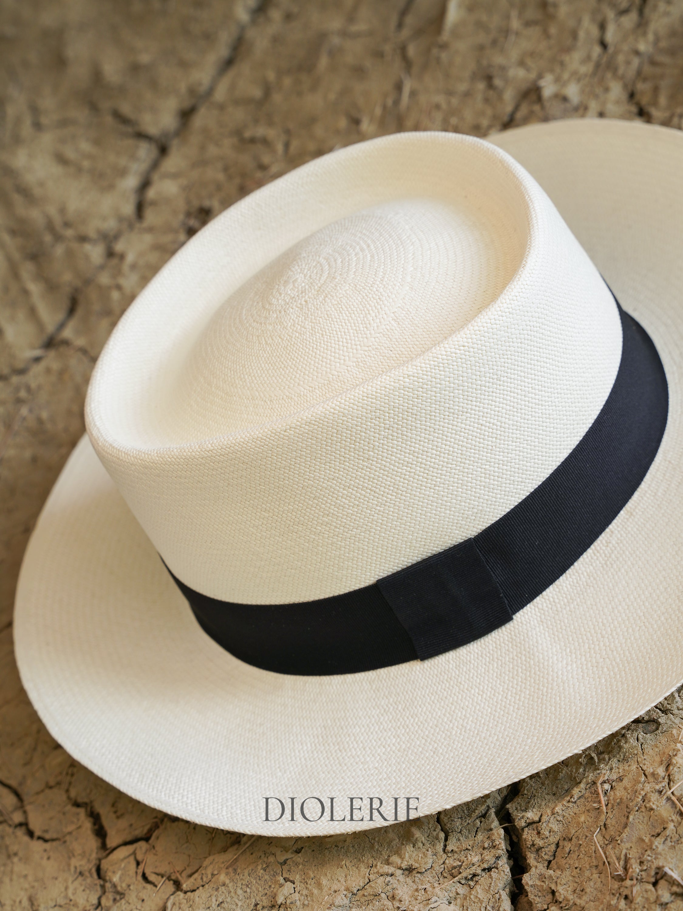 Ultrafino White Gambler Panama Hat | Montecristi  Quality